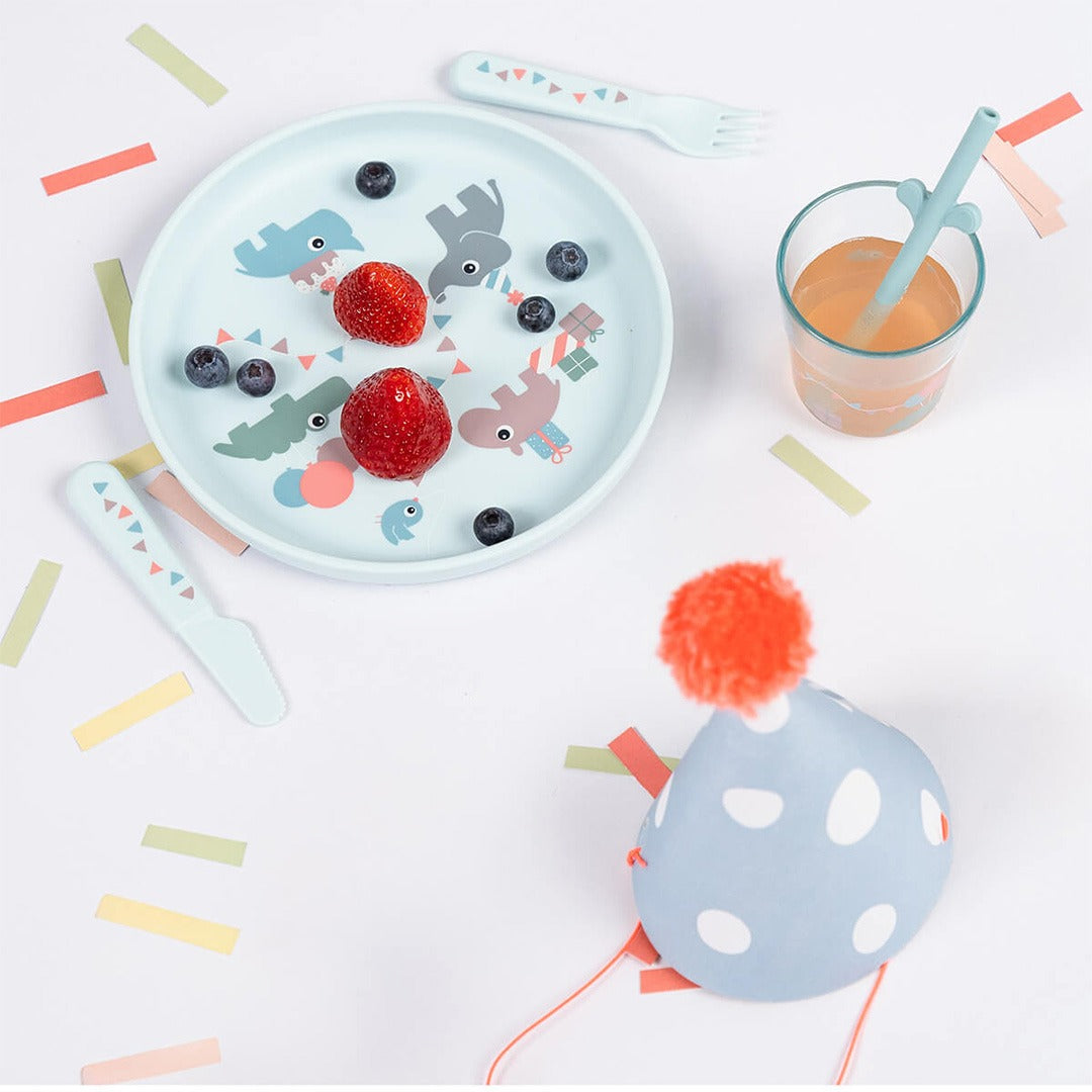 done by deer kinderservies met feestende dieren, bestaande uit een bord met fruit, een beker, vork en mesje, naast een feestmuts.