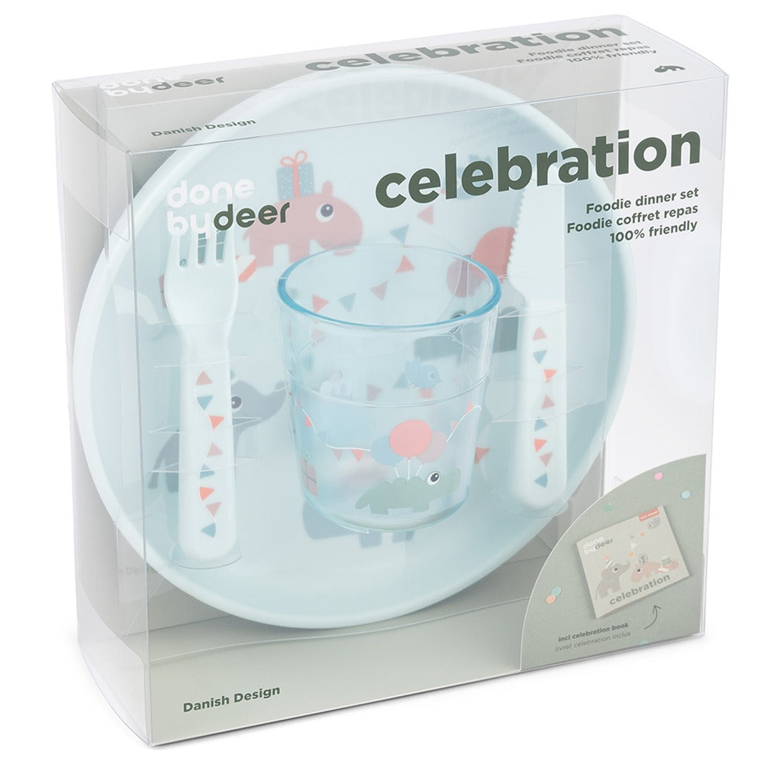 De verpakking van het done by deer kinderservies met een bord, beker, vork en mesje met feestende dieren.