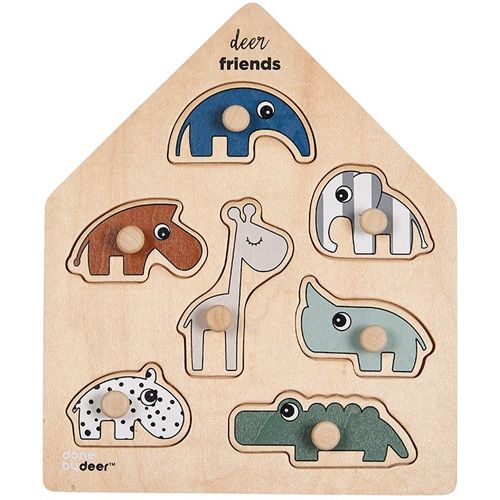 Done by deer houten knoppuzzel in huisvorm met zeven dierenfiguren, waaronder een olifant, giraffe en krokodil.