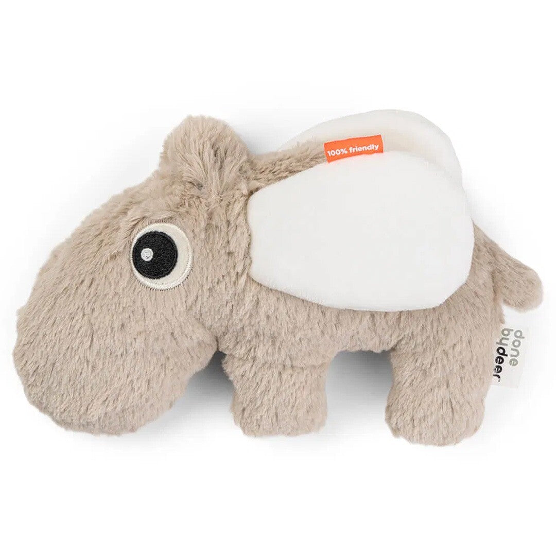 Done by Deer pluchen knuffelnijlpaard Ozzo in zandkleur met witte vleugels.