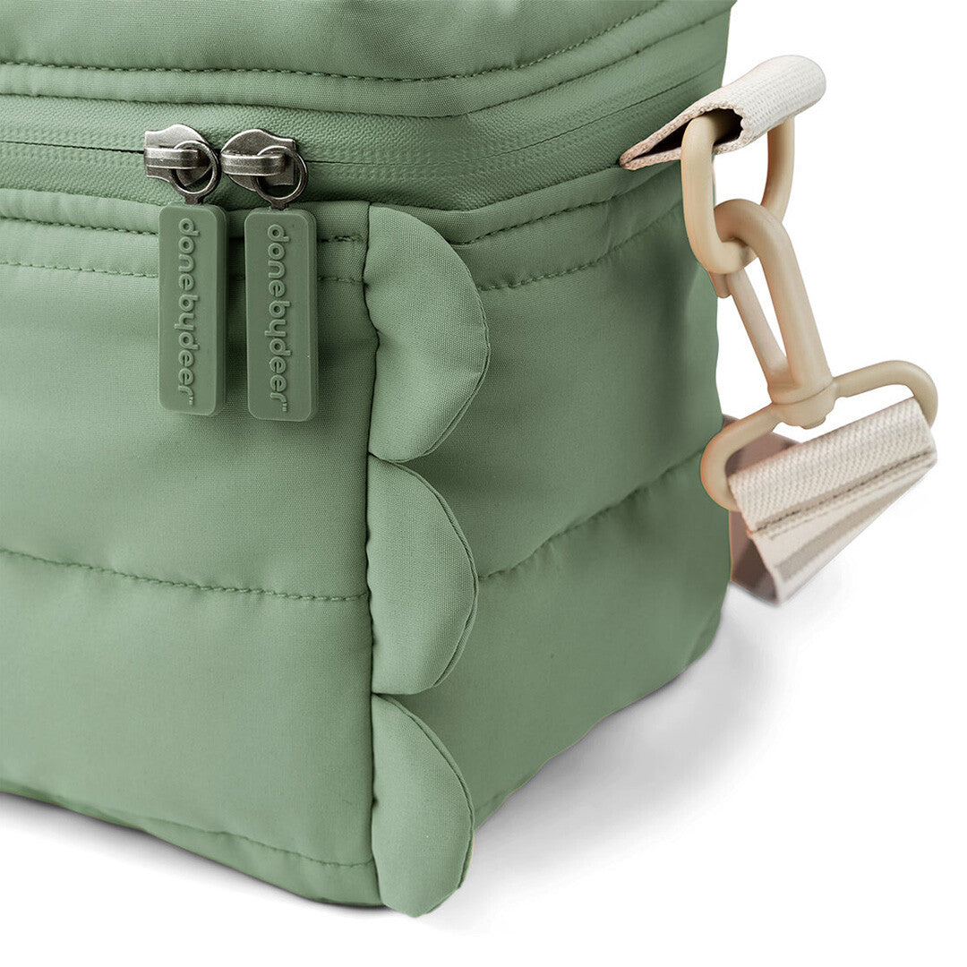 Detail van de done by deer groene koeltas met schaalpatroon en ritssluiting.
