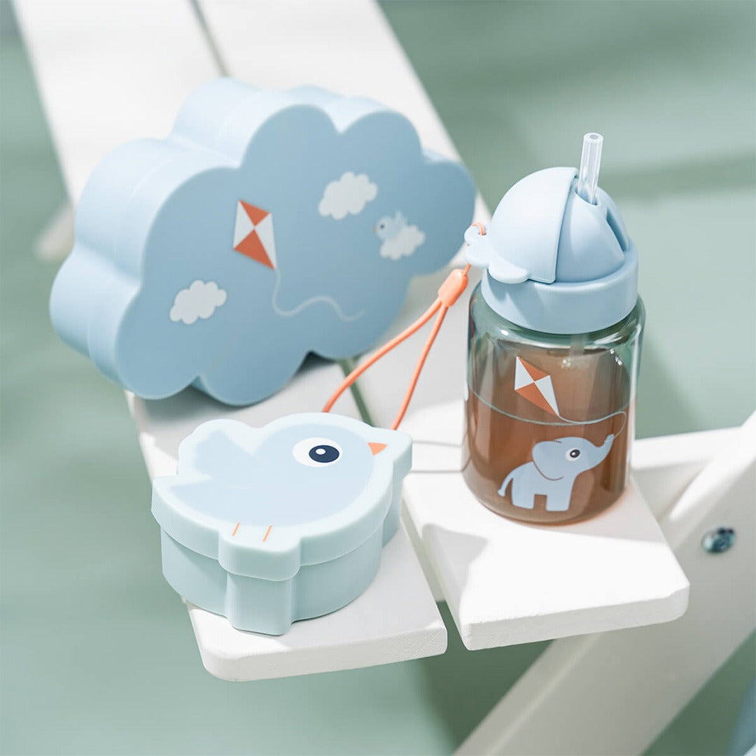 Done by Deer kinder lunchset met wolk-broodtrommel, vogel-snackdoos en drinkfles op een witte bank.