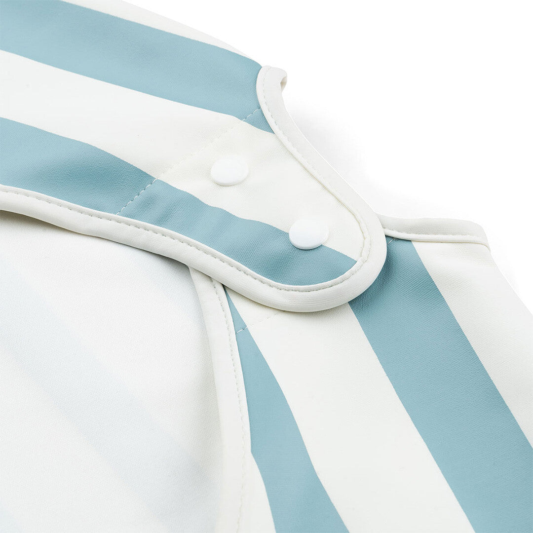 Detail van de done by deer mouwslab met blauw-witte strepen en de drukknoopsluiting in de nek.
