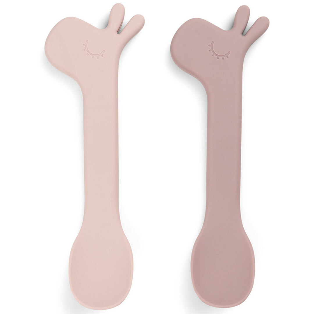 Twee Done by deer siliconen kinderlepels in roze tinten met een giraffehoofd.
