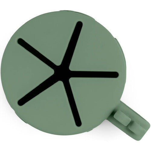 Bovenopzicht van het Done by Deer groene siliconen snackdoosje met stervormige opening.
