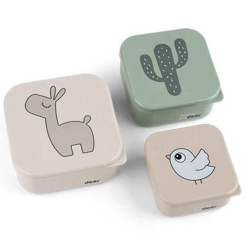Drie Done by Deer snackdoosjes in verschillende maten en kleuren, met op de deksels een lama, een cactus en een vogel.