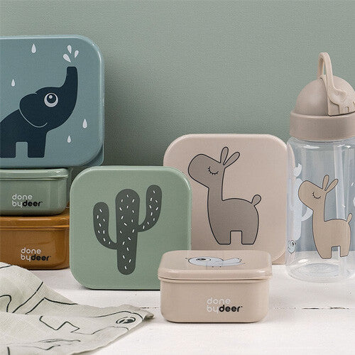 Een Done by Deer assortiment van snackdoosjes en een drinkfles met olifant, cactus en lama thema's.