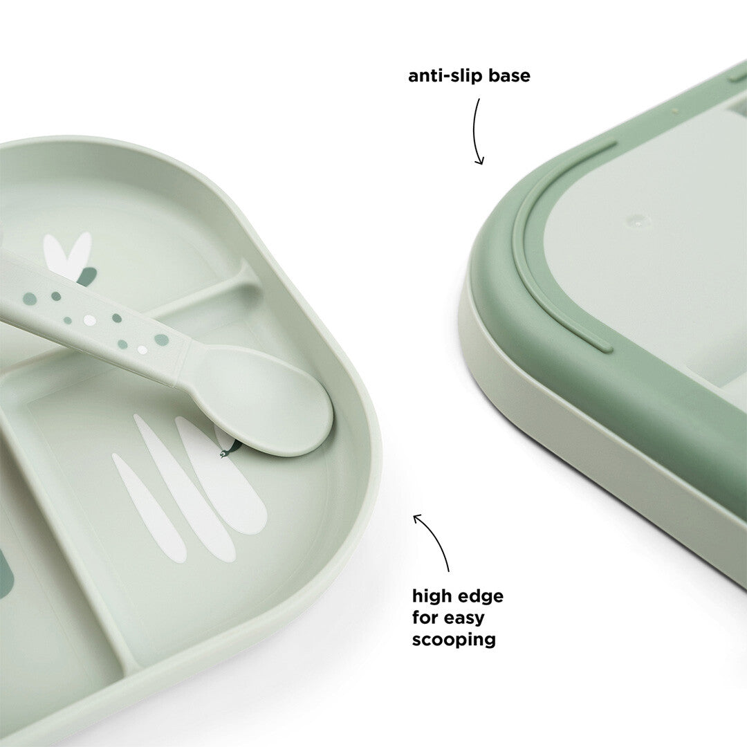 Detail van het groene baby vakjesbord met anti-slip onderkant, hoge rand en een bijpassende lepel.
