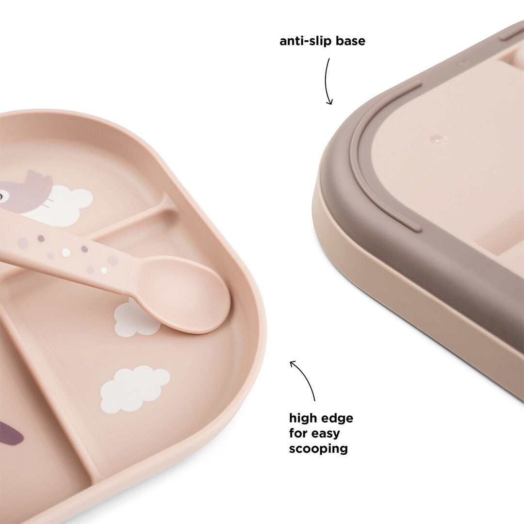 Detail van het roze vakjesbord met hoge rand en antislipbasis, en een bijpassend lepeltje.
