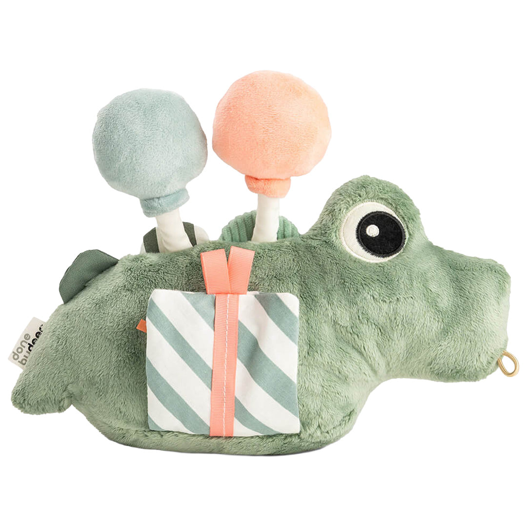 Done by deer groene pluche krokodil activiteitenspeeltje met een gestreepte cadeaubox op de rug en twee zachte speeltjes.