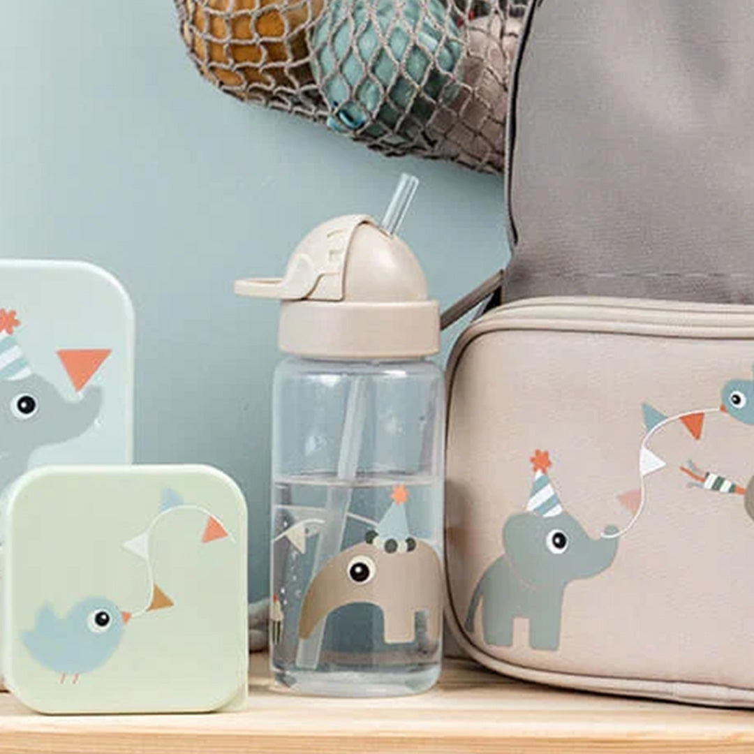 Done by deer drinkfles met rietje voor baby's en peuters, met olifantenprint, staand tussen een bijpassende lunchbox en rugzak.