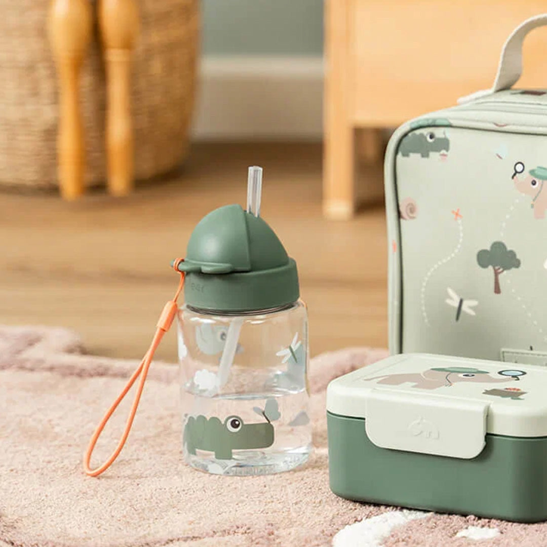 Done by Deer drinkfles met rietje met safari dieren, naast een bijpassende lunchbox en tas.