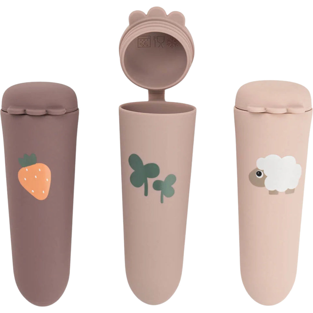 Drie Done by Deer ijsvormen in beige en bruin, met een aardbei, klavertjes en een schaap.
