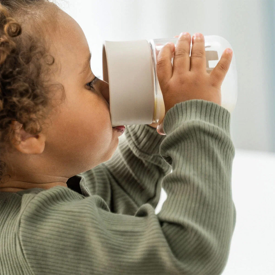 Een peuter drinkt uit de 360° kinderbeker.