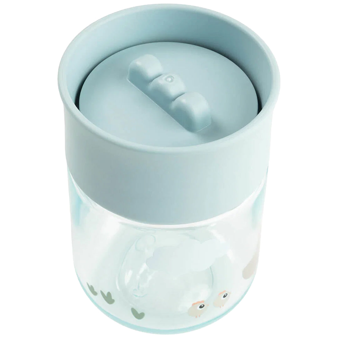 done by deer blauwe kinderbeker 360° met Tiny Farm dierenprint, bovenaanzicht met gesloten drinkdeksel.