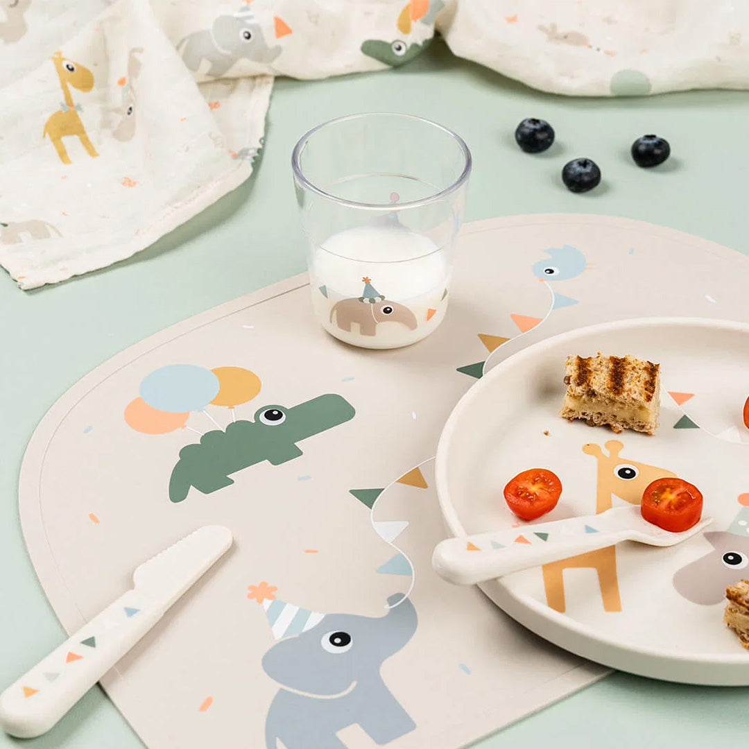 Done by Deer kinderbeker met melk, onderdeel van een kinderservies met dieren en feestthema.
