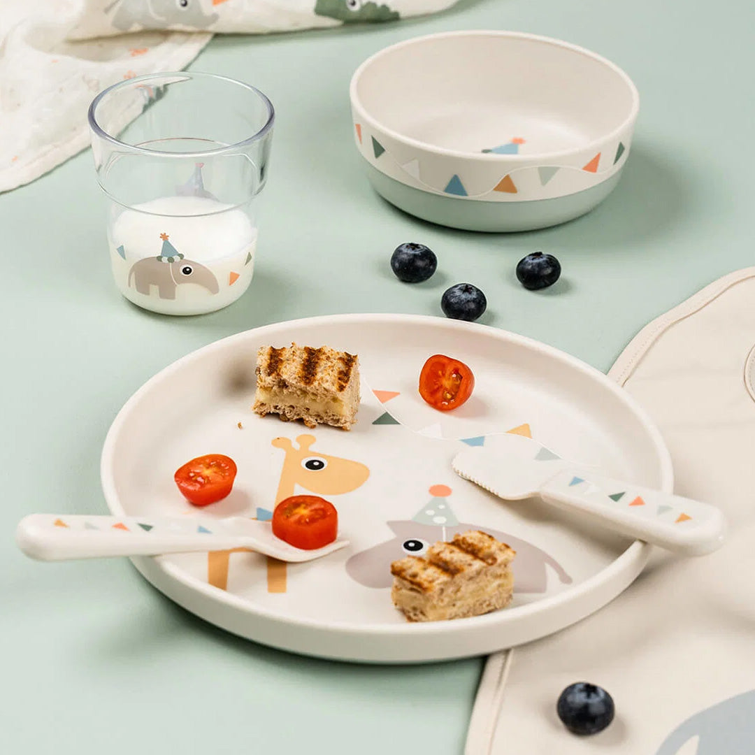Done by Deer kinderservies met een bord, kom, beker, bestek en eten, met een giraffe en nijlpaard thema.