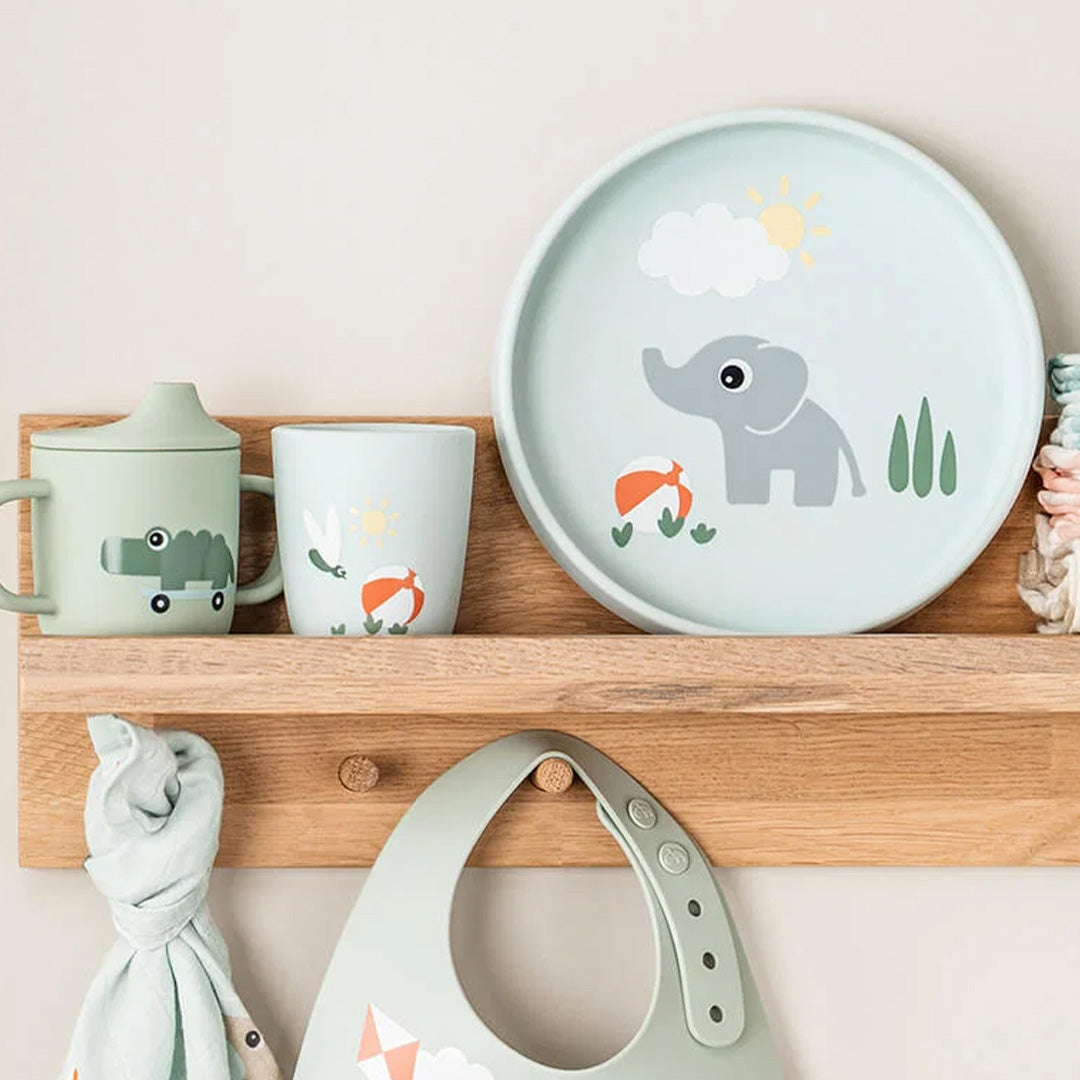 Done by Deer kinderservies met een bord, beker en tuitbeker met olifant en krokodil op een houten plank.
