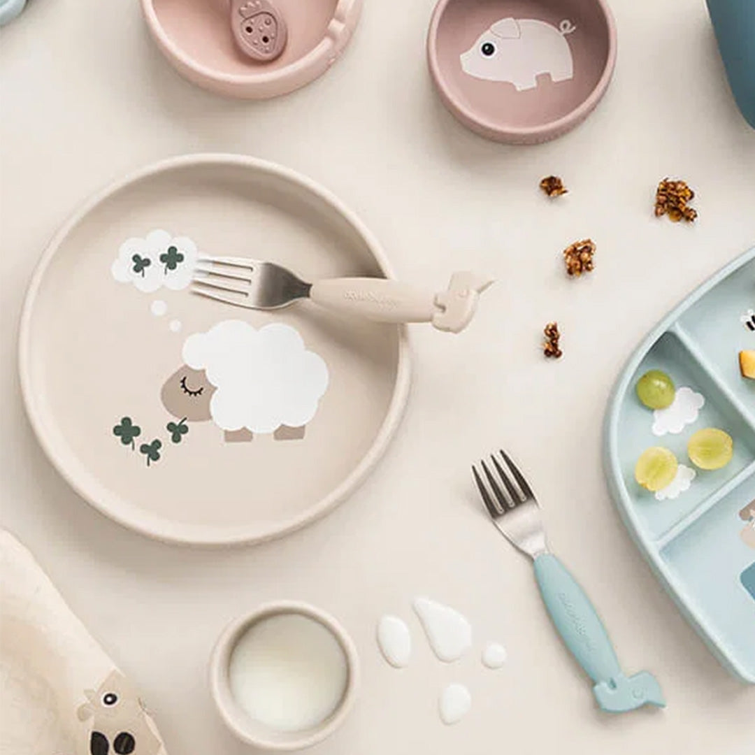 Done by Deer kinderbord met schaap en bijpassend baby servies met dierenmotieven.