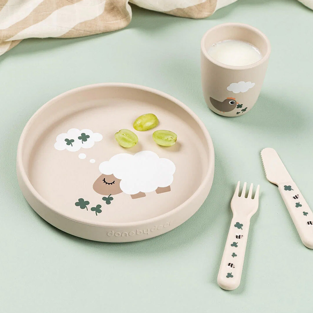 Done by Deer kinderbord met schaap, gevuld met druiven, en bijpassende beker en bestekset.