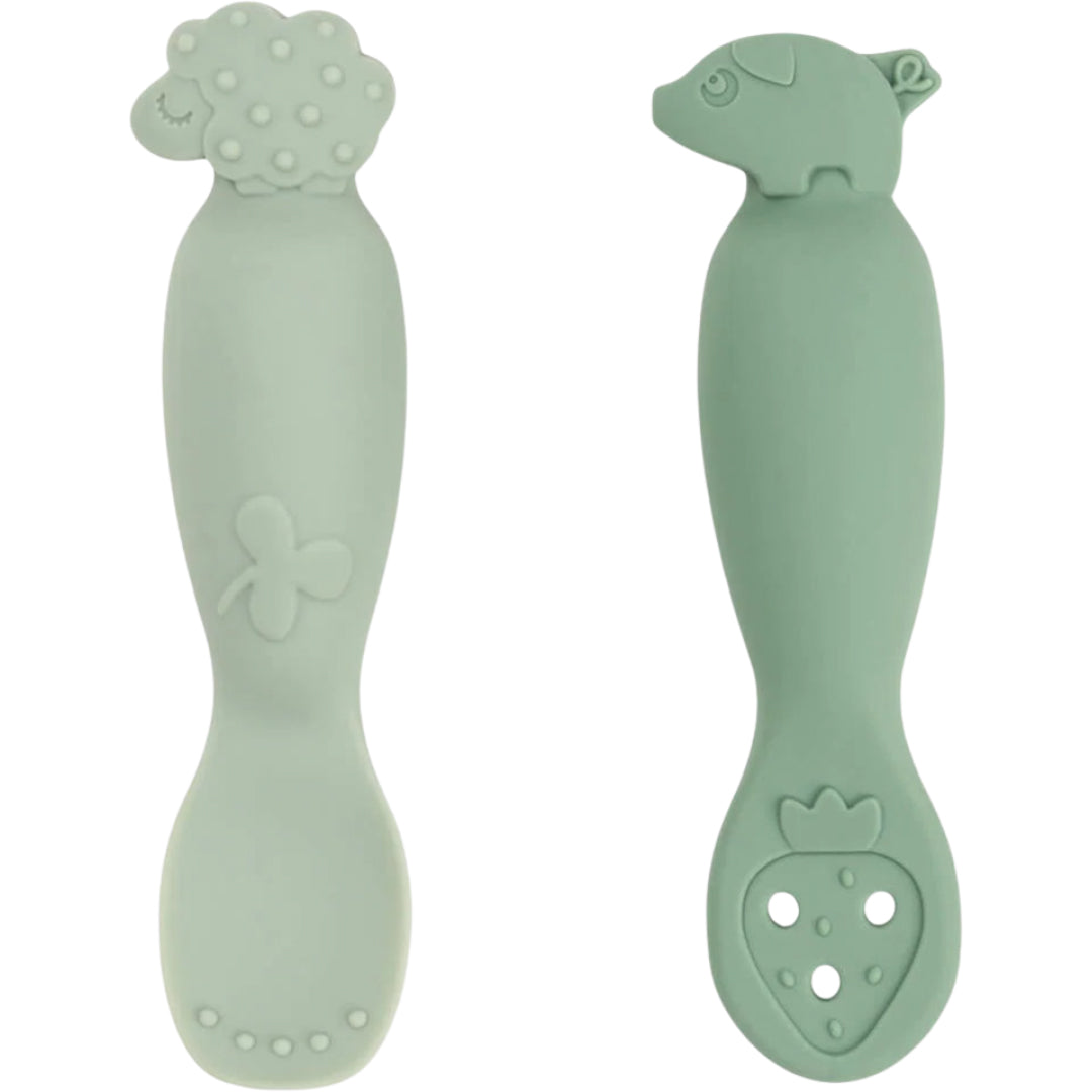 Twee groene done by deer Tiny Farm siliconen kinderlepels met een schaap en een varken.