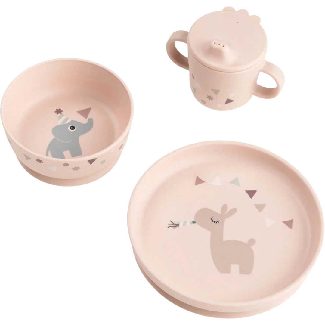 De roze done by deer kinderservies set met een kom met olifant, een bord met lama en een sippybeker met geometrische patronen.