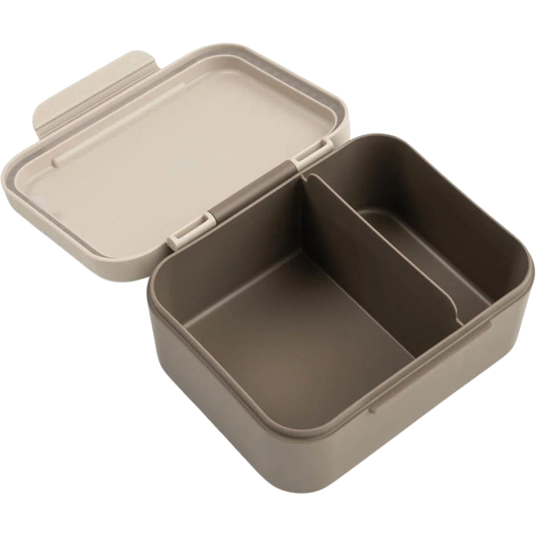 De open Done by Deer lunchbox toont de twee compartimenten.