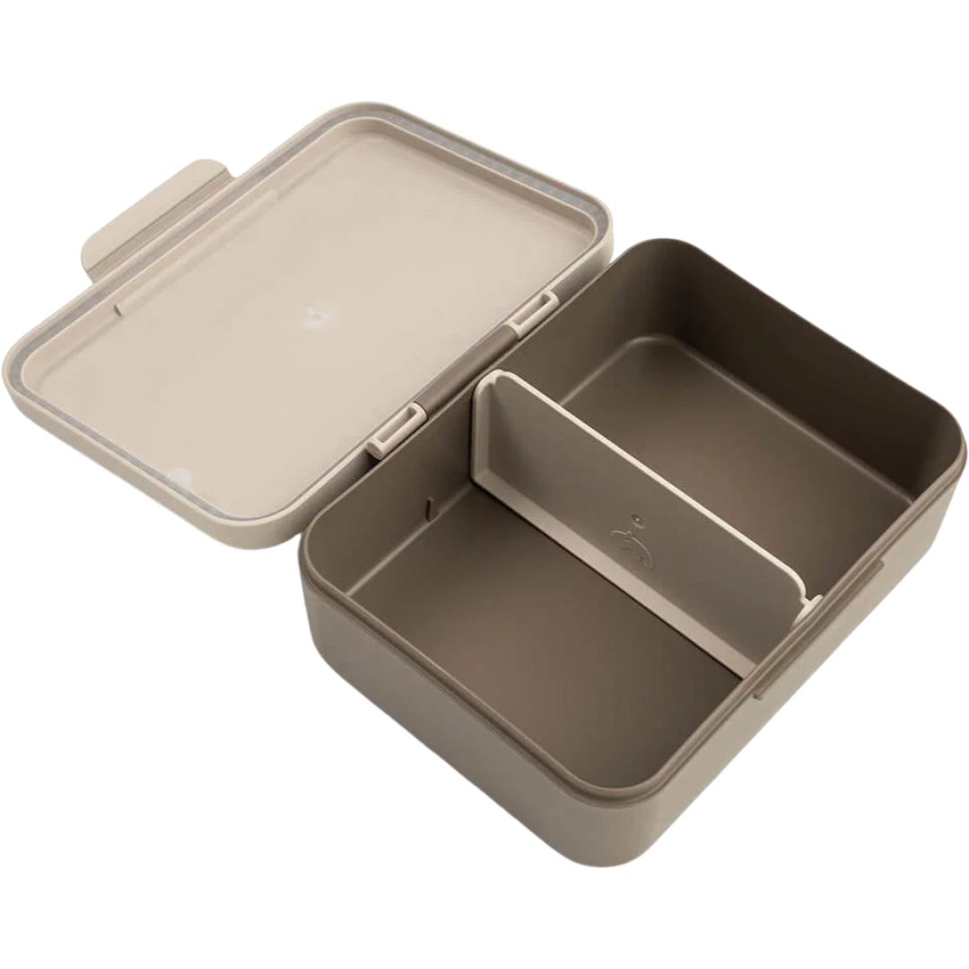 Een open Done by Deer lunchbox met een uitneembaar tussenschot, van binnen beige en bruin.