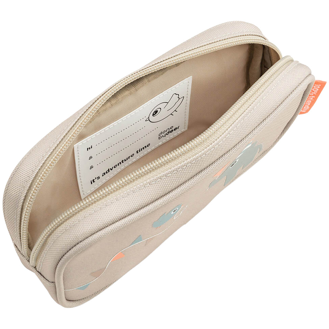 De open Done by Deer pennenetui in beige, met een naamlabel aan de binnenkant.
