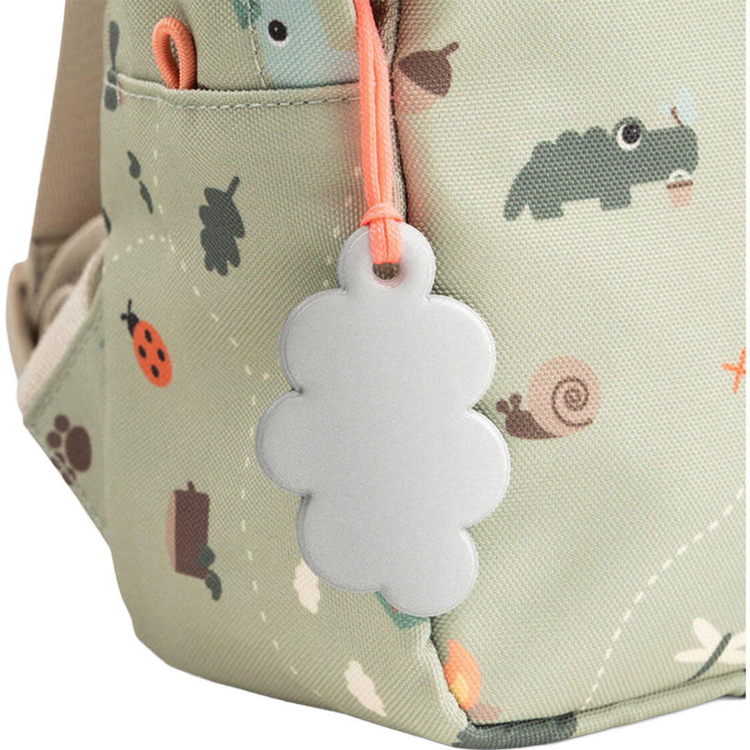 Detail van de groene peuterrugzak met Tiny Farm dierenpatroon en de reflecterende wolk-hanger.