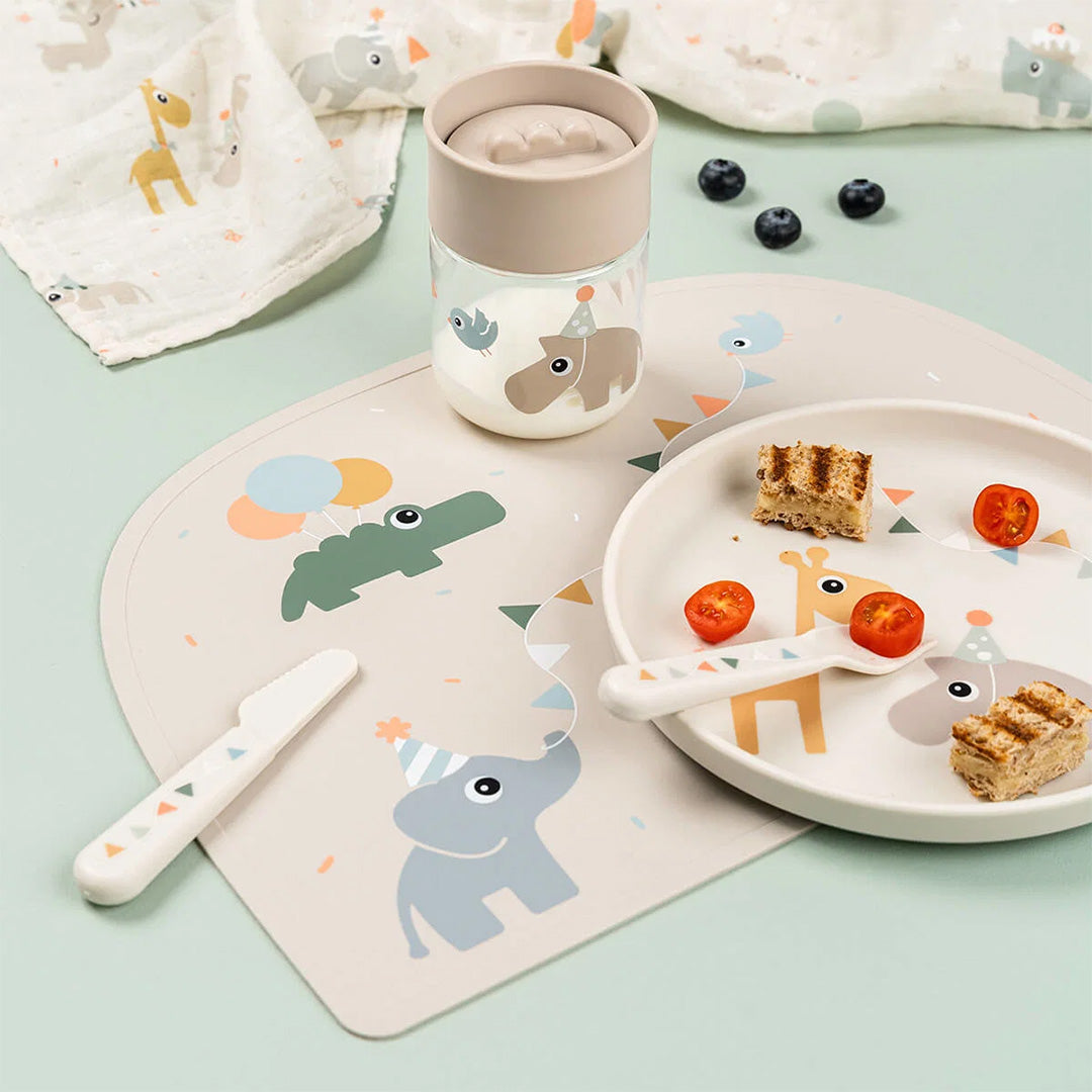 done by deer placemat met bijpassend kinderservies en bestek, gedecoreerd met feestelijke dierenprints.