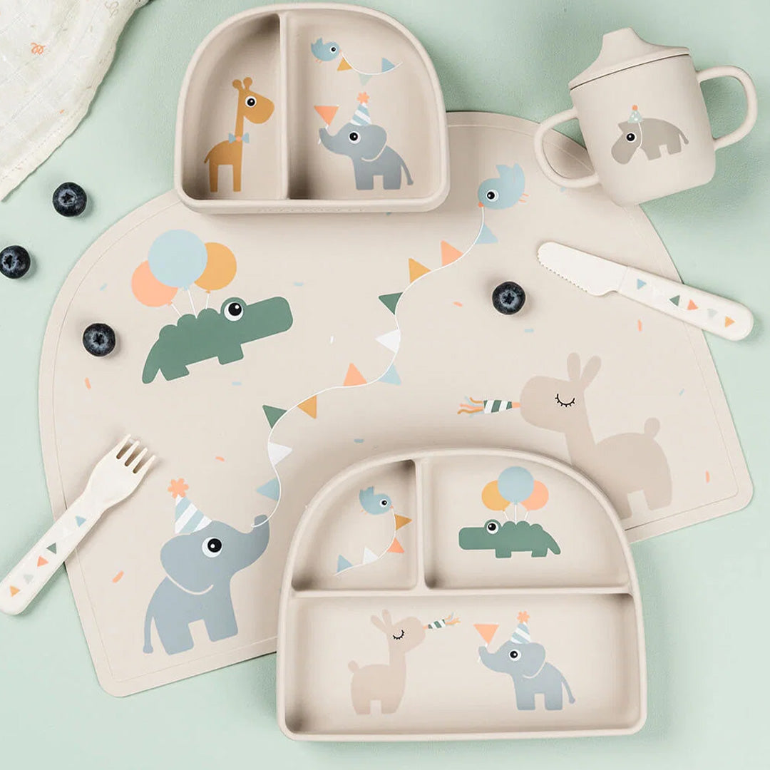done by deer placemat met een complete set kinderservies en bestek met feestelijke dierenprints.