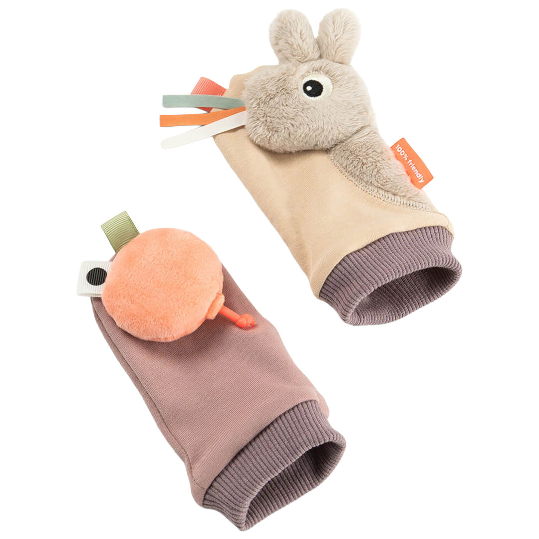 Done by Deer rammelsokken voor baby's, een paarse met een oranje figuur en een beige met een konijn en gekleurde lintjes.