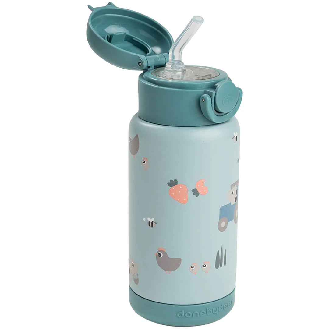 Een done by deer rvs thermosfles met rietje in blauw met Tiny Farm patroon, met open deksel.