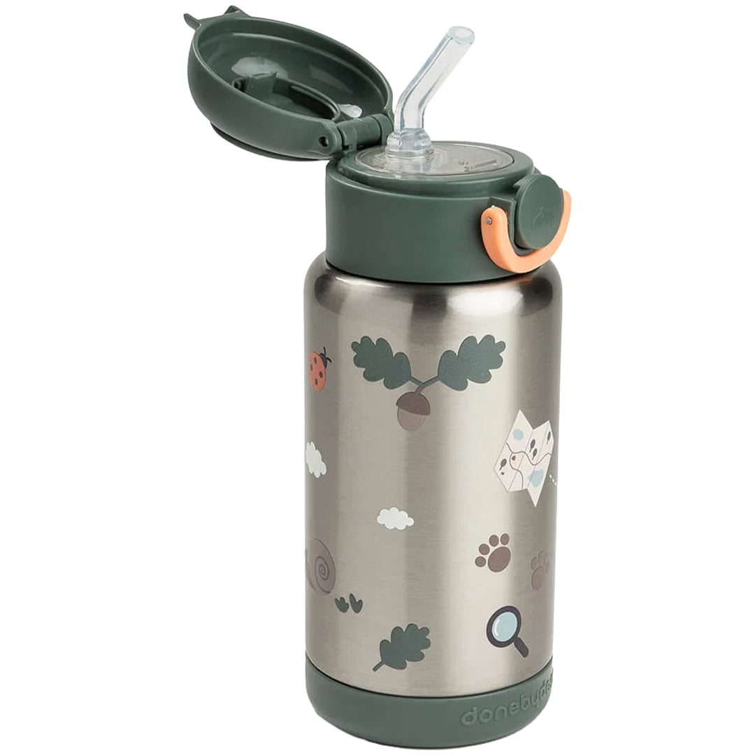 Done by Deer roestvrijstalen thermosfles met open groene dop en rietje, versierd met Tiny Trails illustraties.
