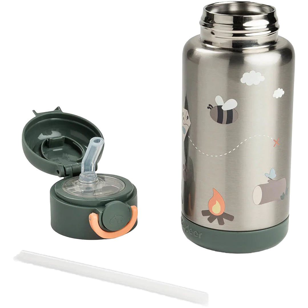 De Done by Deer roestvrijstalen thermosfles met Tiny Trails illustraties, met de losse dop en het rietje ernaast.