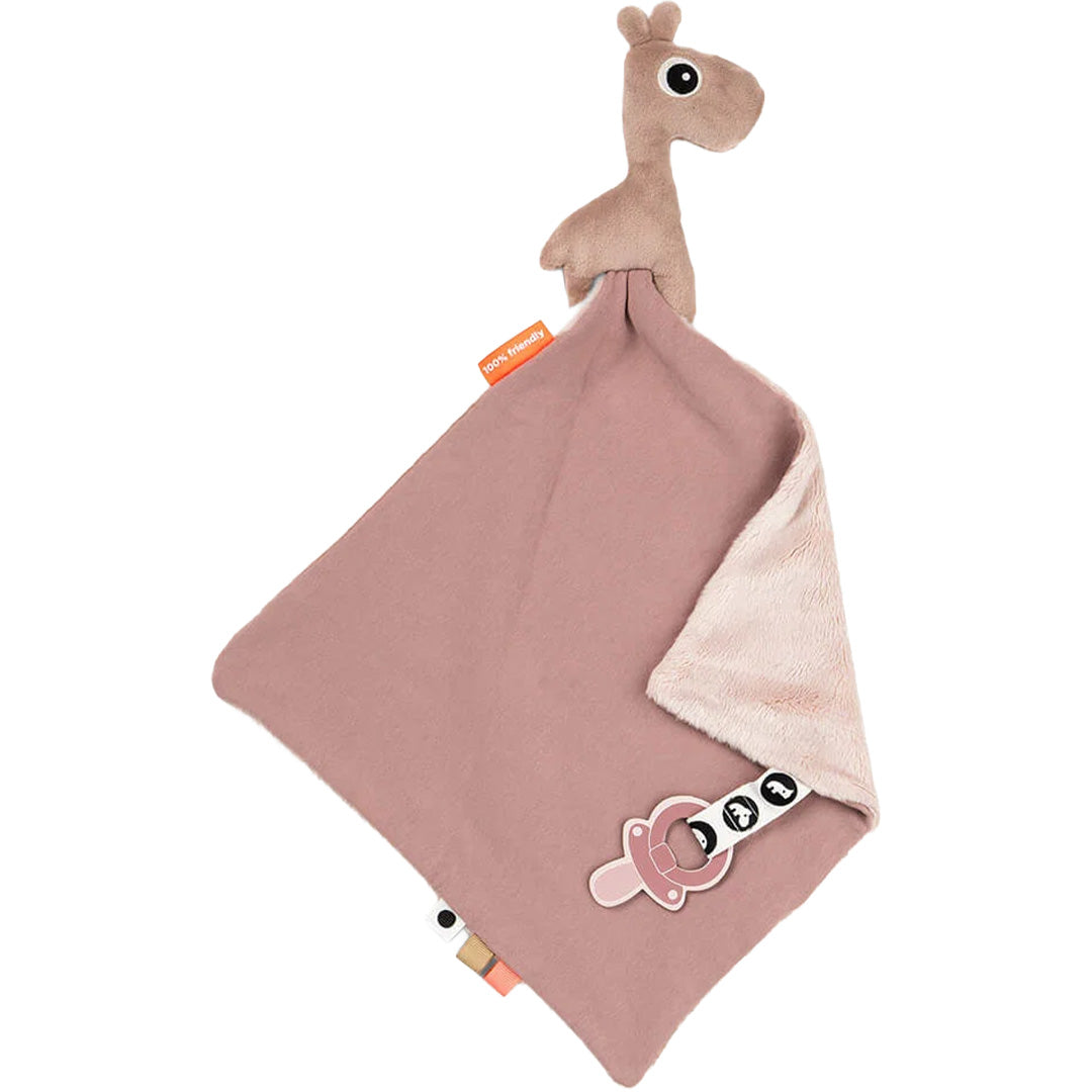 Done by Deer speendoekje met een roze doek en een knuffel van Raffi, met een speenclip aan de onderkant.