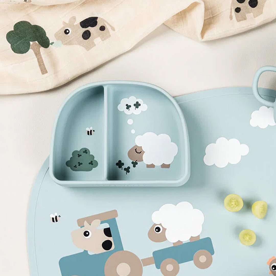 Done by deer baby vakjesbord met zuignap op een placemat met boerderijdieren en een bijpassende doek.