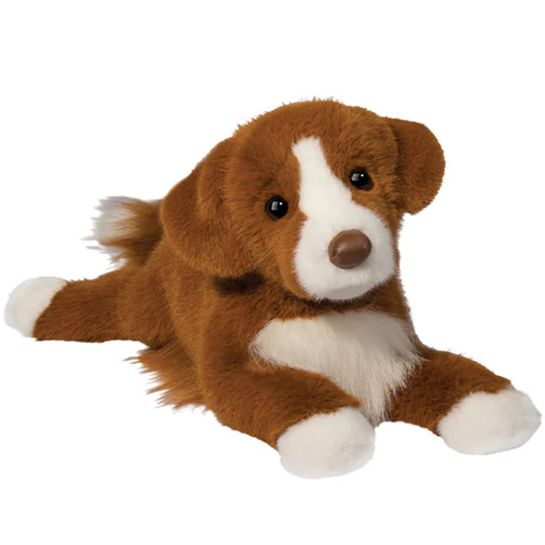Douglas Toys knuffelhond van een bruin-witte Nova Scotia Duck Tolling Retriever, liggend.