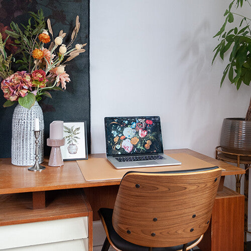 eeveve mosterdkleurige bureaumat op een houten bureau met een laptop en bureaustoel.