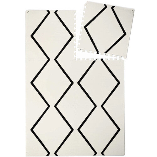 eeveve foam speelmat met zwart geometrisch patroon, deels losgekoppeld.