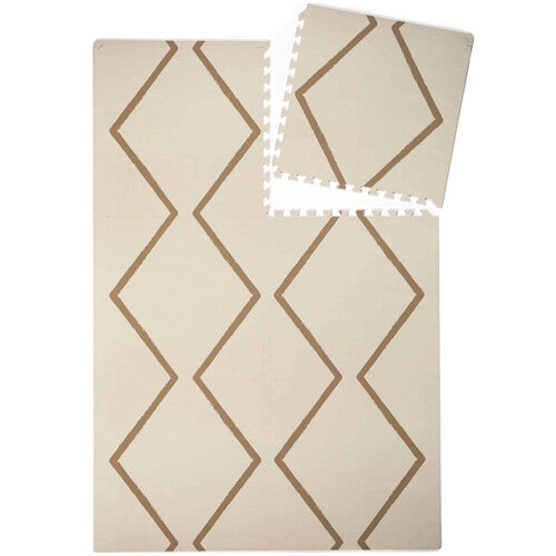 eeveve foam speelmat met beige geometrisch patroon, de in elkaar grijpende delen zijn zichtbaar.
