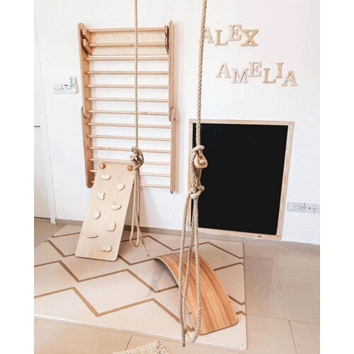eeveve foam speelmat met beige geometrisch patroon op de vloer in een speelkamer met klimrek.