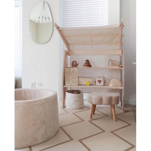 eeveve foam speelmat met beige geometrisch patroon in een kinderkamer met een boekenrek en ballenbak.