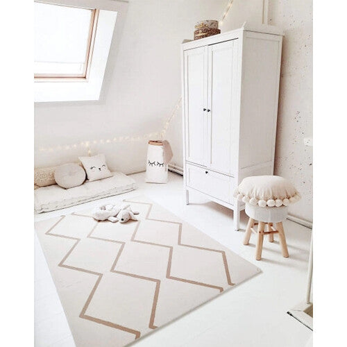 eeveve foam speelmat met beige geometrisch patroon in een lichte kinderkamer met een witte kledingkast.