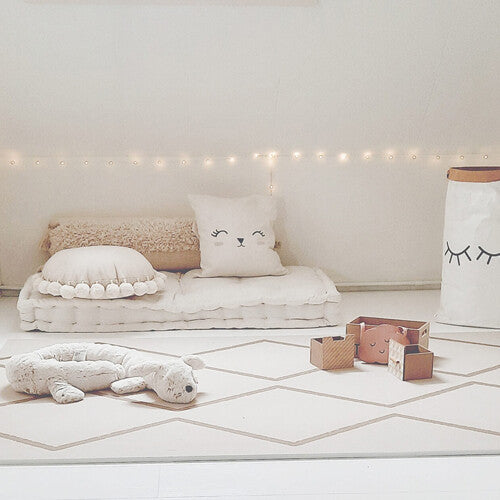eeveve foam speelmat met beige geometrisch patroon in een kinderkamer met kussens en speelgoed.