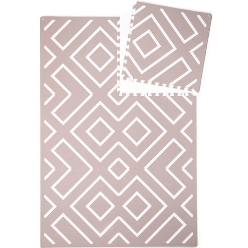 eeveve foam speelmat in oud roze met modern blocks geometrisch patroon, met een opgetilde hoek die de in elkaar grijpende delen toont.