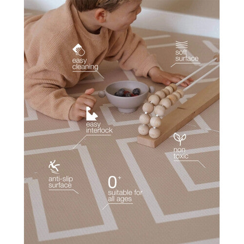 Infographic van de eeveve foam speelmat met een kind dat erop speelt en de kenmerken zoals 'easy cleaning' en 'non toxic'.