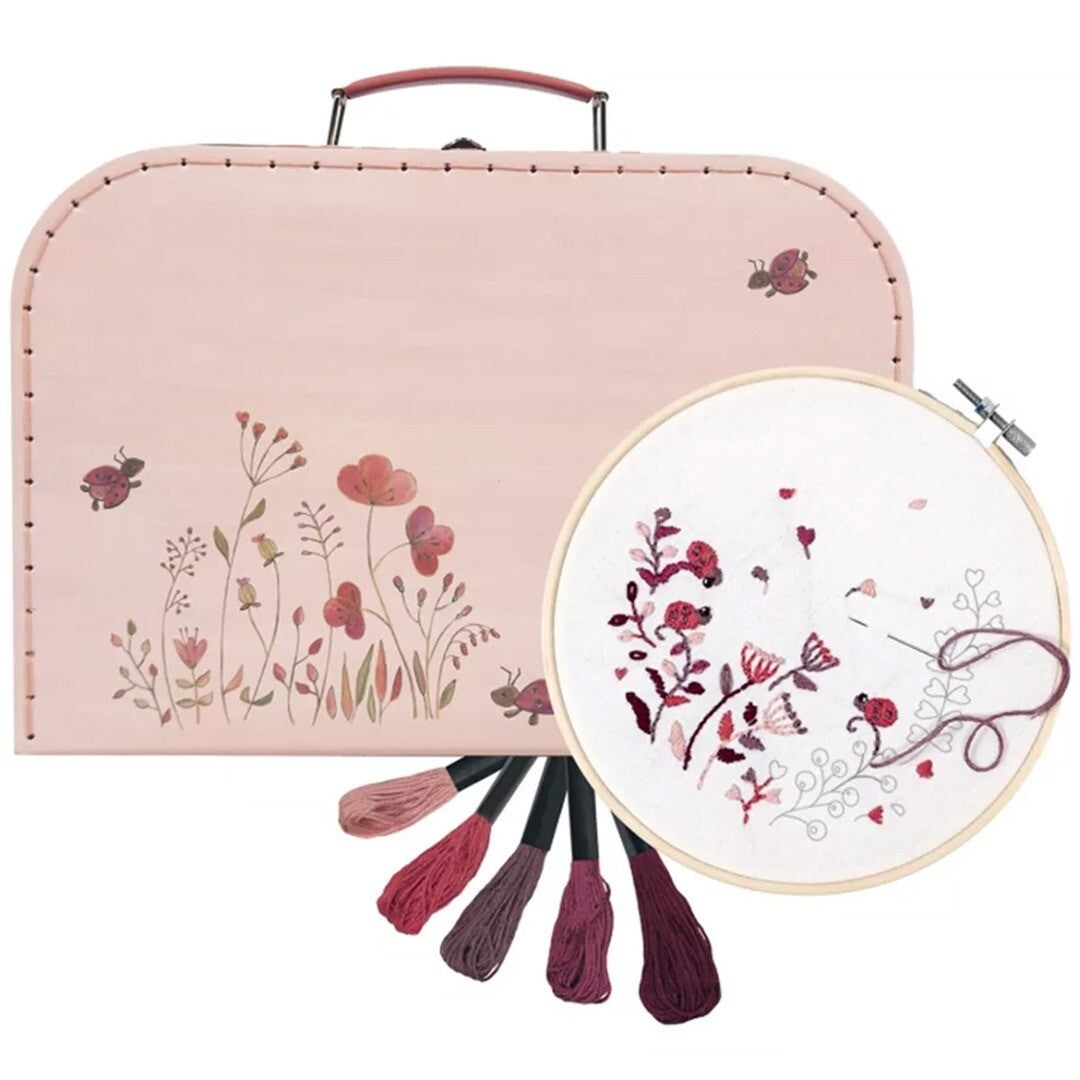 Egmont Toys borduurpakket met roze koffer, borduurring met gebloemd patroon en garen.