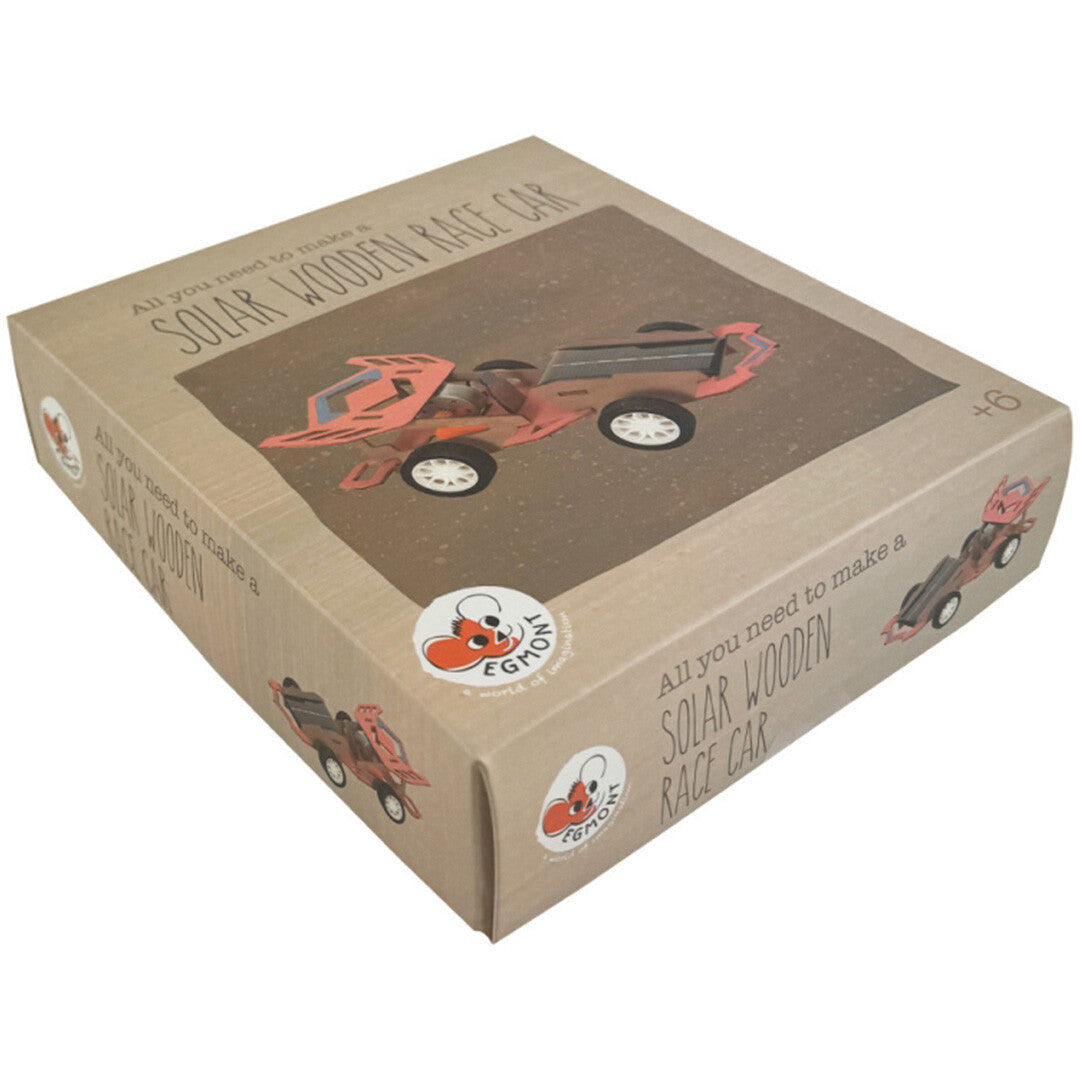Verpakking van het Egmont Toys bouwpakket voor een houten raceauto met zonnepaneel.